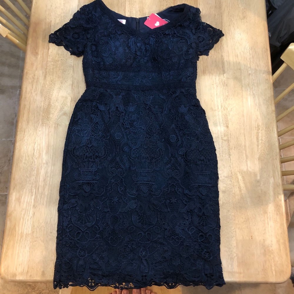 Sheath/Column V-neck Knee-Length Lace Cocktail